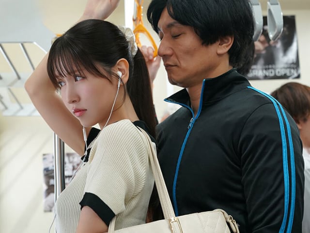 Bị cựu giáo viên quấy rối thân mật trên chuyến tàu điện ngầm.