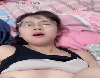Phim sex Anal - Cô nàng đeo kính xinh đẹp mê mẩn chuyện chịch mạnh bạo