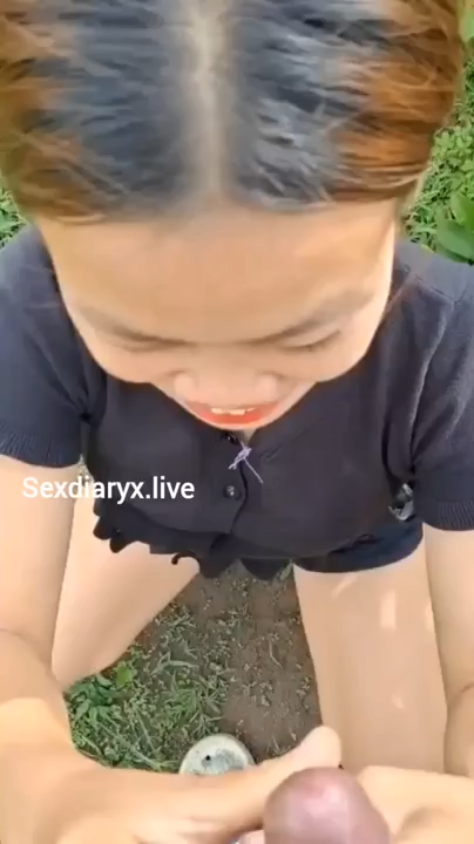 Dụ dỗ em gái xinh hái nhãn trong vườn sau nhà rồi bú cu ngon lành và nuốt trọn tinh dịch nóng hổi.