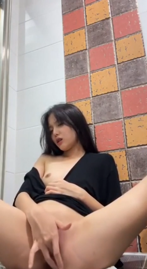 Em tự sướng dã man trong căn phòng tắm nóng bỏng đầy hơi nước
